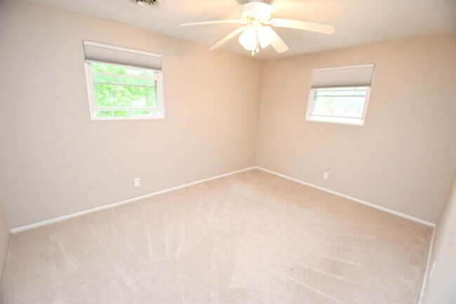 Building Photo - 124 N Holiday Dr