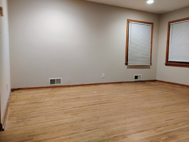 Building Photo - 2 Bedroom 1 Bath Twin Home in Hopkins