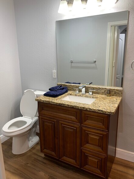 Master bath - 2505 W Aileen St