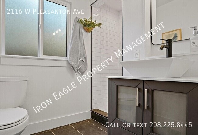 Building Photo - 2116 W Pleasanton Ave