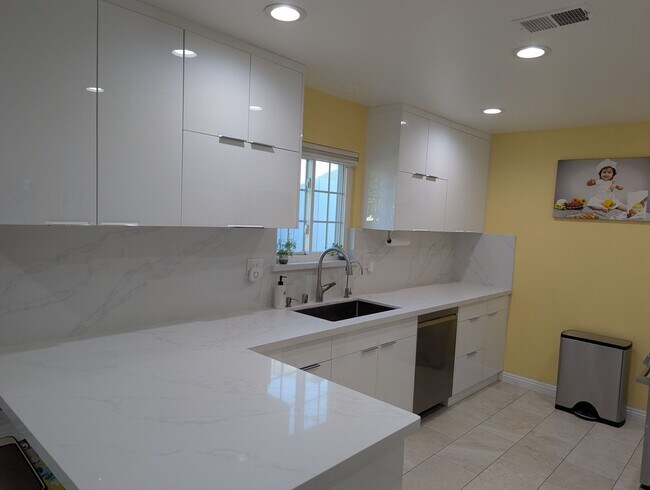 Building Photo - 3,750 / Remodeled 3BR/2BA Single-Story Home in Fremont!