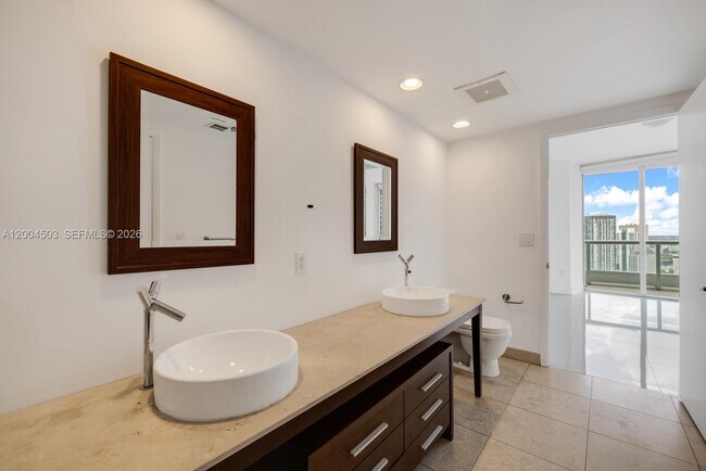 Building Photo - 465 Brickell Ave