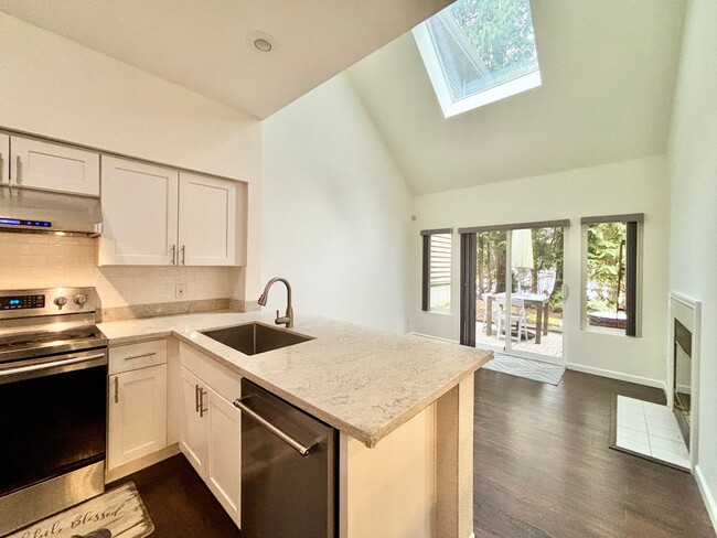 Building Photo - Bright & Spacious Lakemont Townhome For Rent