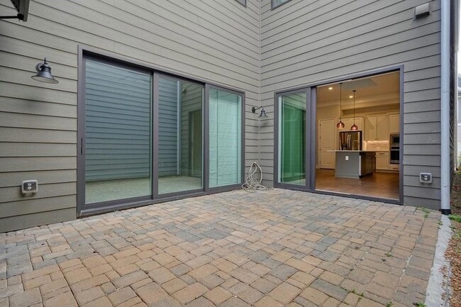 Building Photo - 123 Village Green Ave