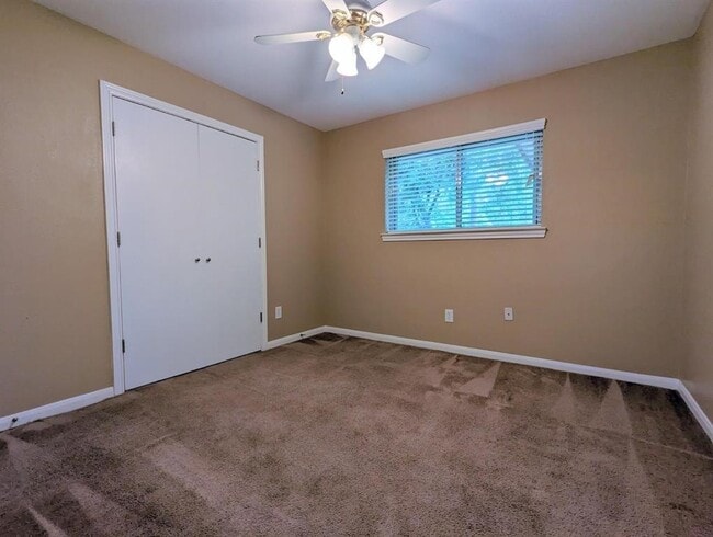 Building Photo - 3815 Maple Dr