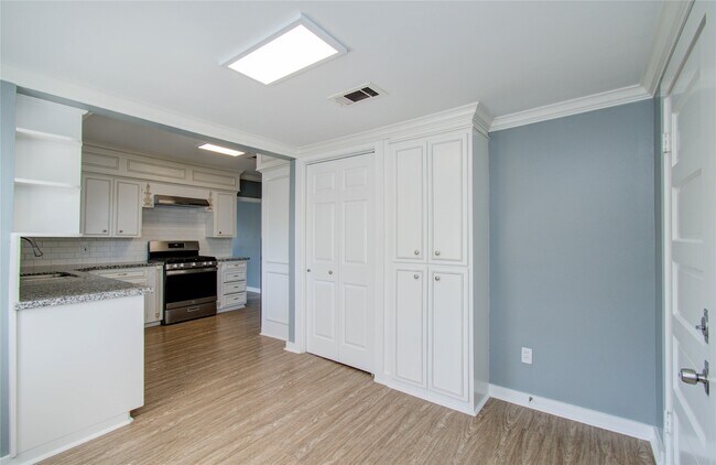 Building Photo - 1108 Kern St
