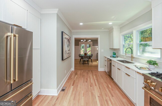 Building Photo - 2908 N Hills Dr NE