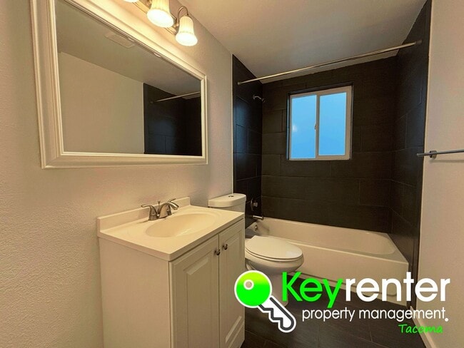 Building Photo - Modern 3-Bedroom, 2-Bath Downstairs Duplex...