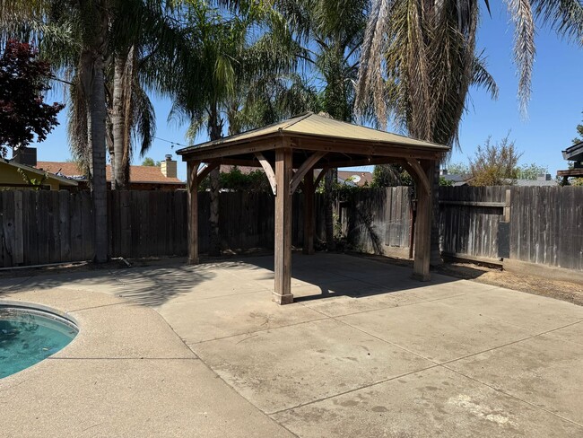 Building Photo - 4 bdrm 2 bath house on quiet cul -de-sac w...