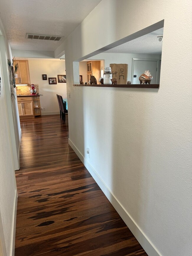 Building Photo - The Urban Sanctuary an adorable SHORT OR L...