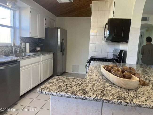 Building Photo - 2027 Wallace Ave