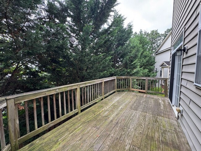 Building Photo - Gorgeous 3 Bed 3 Bath End Unit Brick Townh...