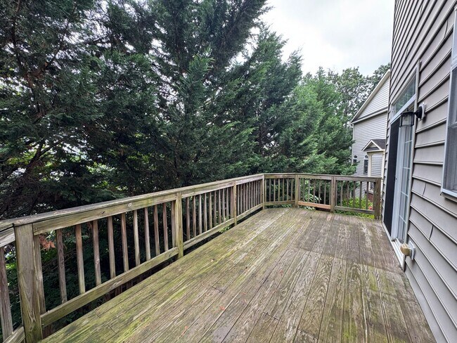 Building Photo - Gorgeous 4 Bed 3 Bath End Unit Brick Townh...