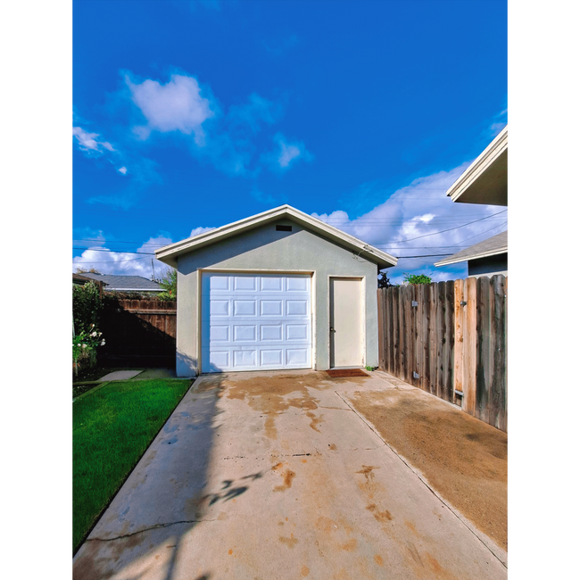 Building Photo - Single-Level 2BR Apartment with Garage in Fresno!