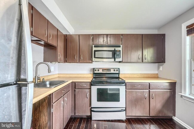 Building Photo - 9 Guinevere Ct