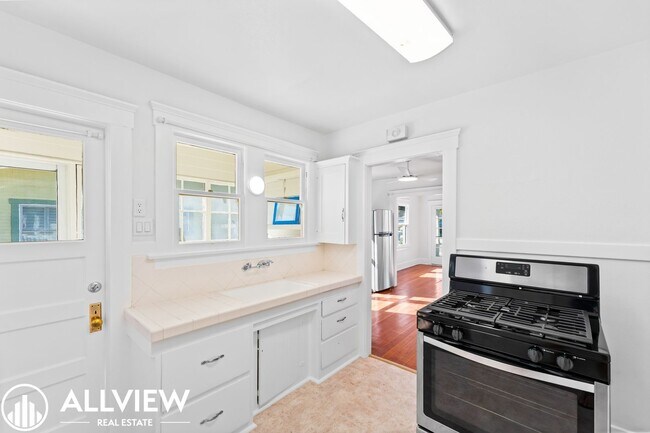 Building Photo - 528-530 E Van Bibber Ave
