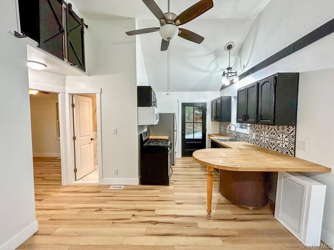 Building Photo - 765 Meadow Rd