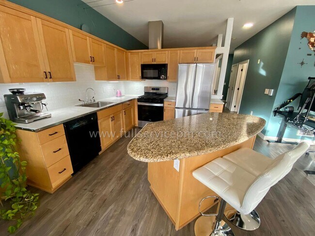 Building Photo - Stylish Capitol Hill Loft Condo w/ Floor-to-Ceiling Windows, Gas Fireplace