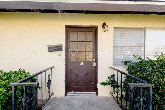 Building Photo - 2 Bedroom/1 Bath Apartment  - $995 Per Month!
