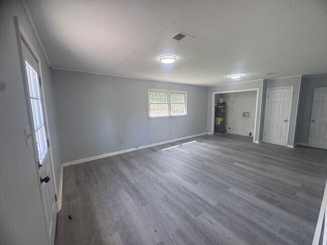 Building Photo - Newly Renovated Southlawn Home