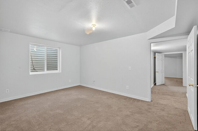 Building Photo - Impressive 5 bed/3 bath twin home in Chubbuck with just under 3000 square feet.