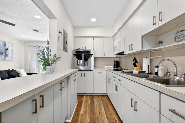 Building Photo - 1761 NE 55th St