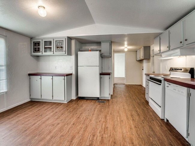 Building Photo - 3bed/2bath Mobile Home on 1.2 Acres Availa...