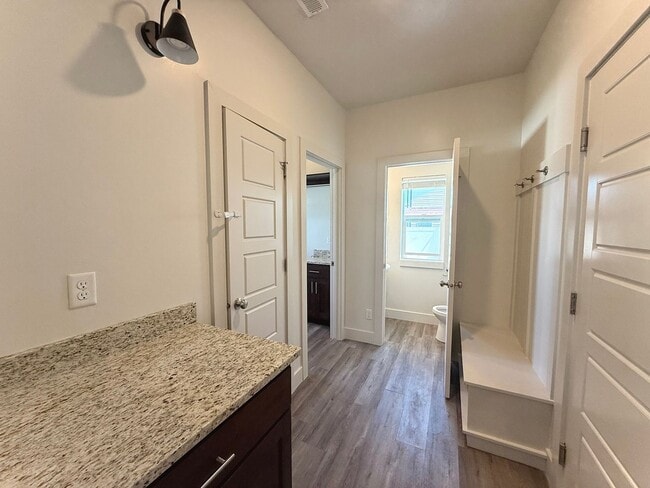 Building Photo - 4 bedroom 2.5 bath Plain City House