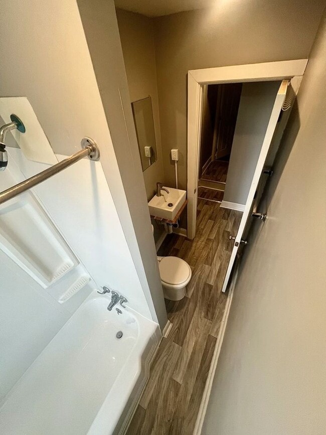 Building Photo - Newly Renovated 4BR/1BA in Wilmington - No...