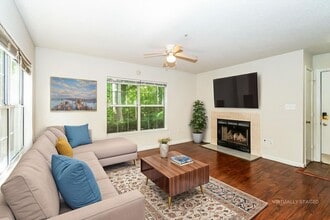Building Photo - Spacious 2 Bedroom Condo with Parking in G...