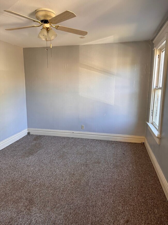 Building Photo - 430 E Sheridan Ave