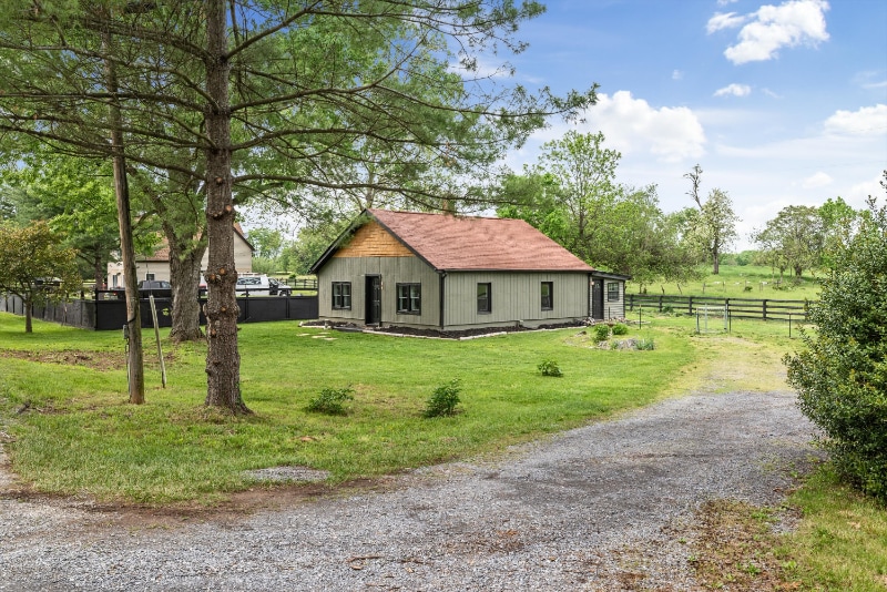 Building Photo - 6 Triple Oak Ln
