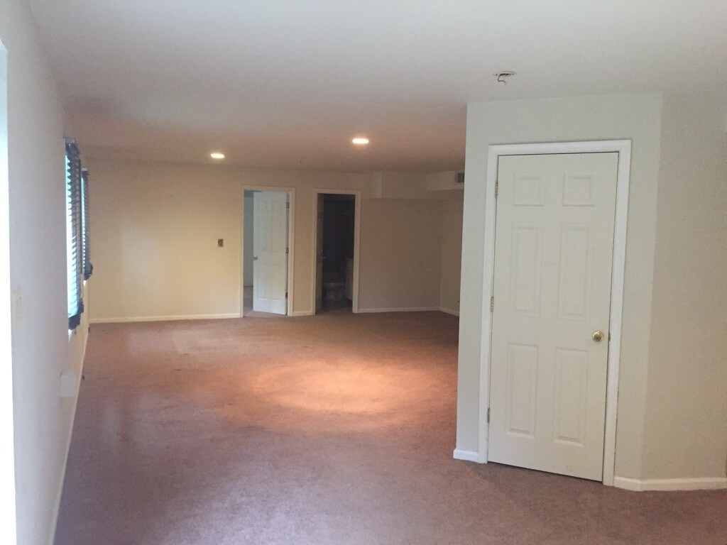 Living room 1E - 4300 Stablemere Ct
