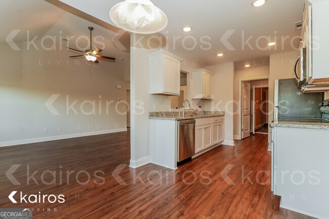 Building Photo - 220 Western Red Cedar Dr