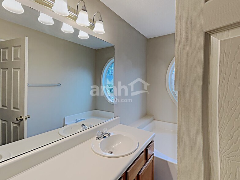 Building Photo - 5970 Water Oaks Dr