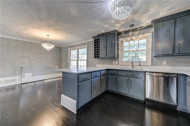 Building Photo - 2325 Elmwood Cir SE