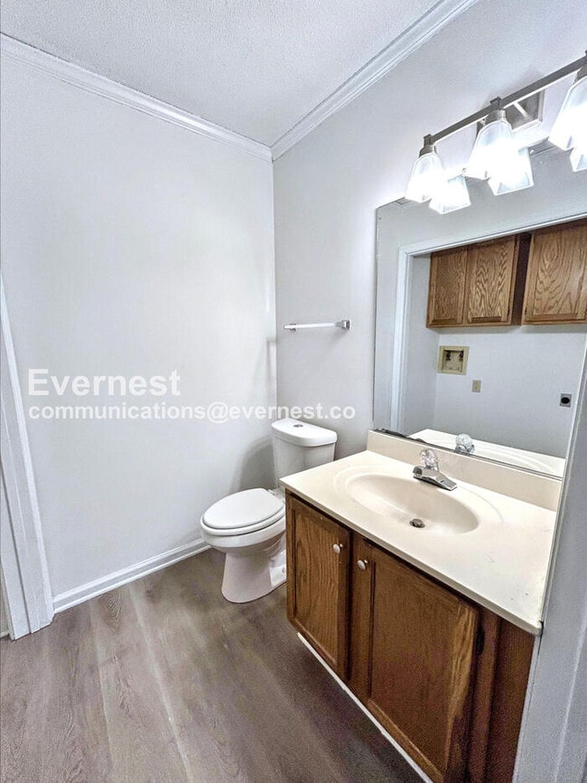 Building Photo - 2 Bed, 2.5 Bath Townhome with Assigned Par...