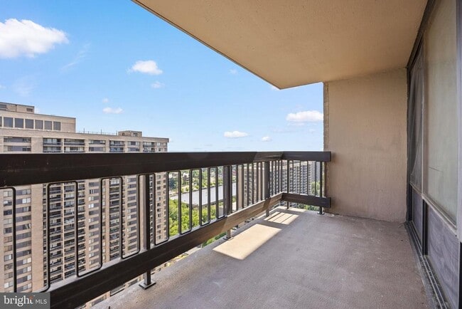 Building Photo - 3701 S George Mason Dr