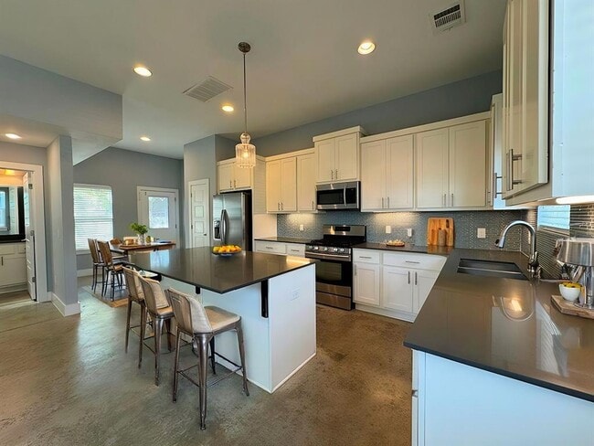 Building Photo - 6201 Felix Ave