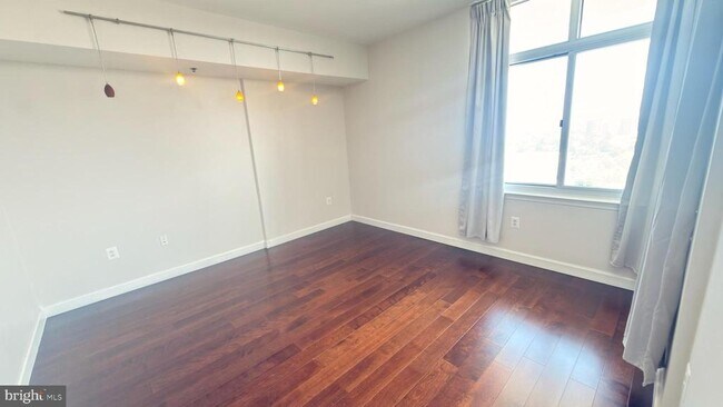 Building Photo - 5750 Bou Ave