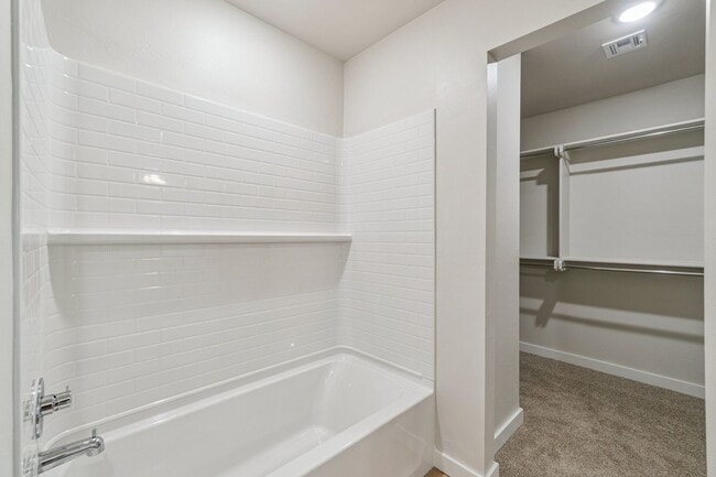 Building Photo - **New tenant incentive! Receive ($1200 CREDIT) applied to 2nd month's rent! Don’t miss your chanc...