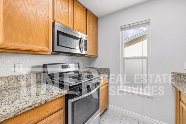 Building Photo - 511 Lyndhurst Ave