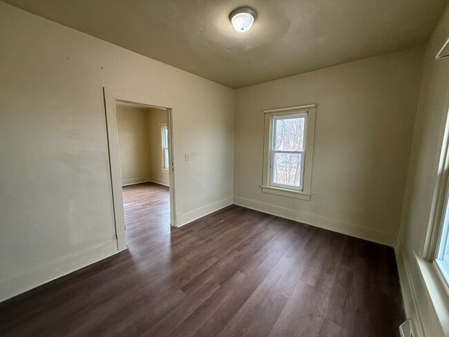 Building Photo - Two bedroom, one bathroom, pet friendly home located in Scottsbluff, NE.