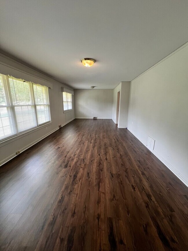 Building Photo - 3BD/ 2BA in Bellview Estates