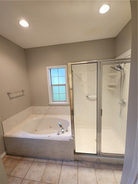 Building Photo - 3920 Park Hurst Dr