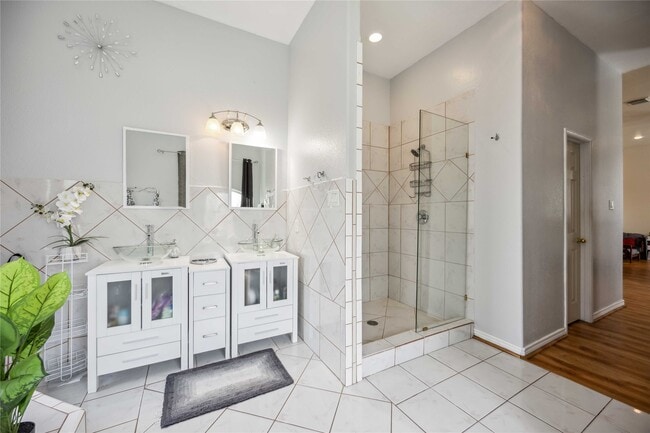 Building Photo - 5027 Creekmont Dr