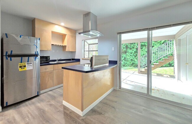 Building Photo - 4 Bedroom 3 Bath in Lake Forest Park