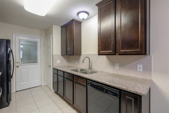 Building Photo - 11905 Algonquin Dr