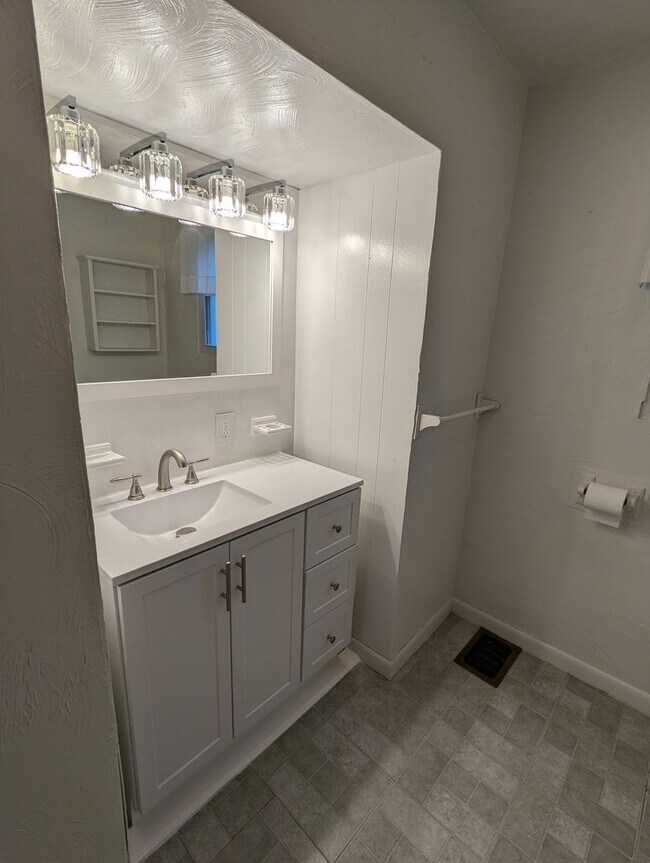Building Photo - 2 Bedroom 1 Bathroom Single Family Home (M...