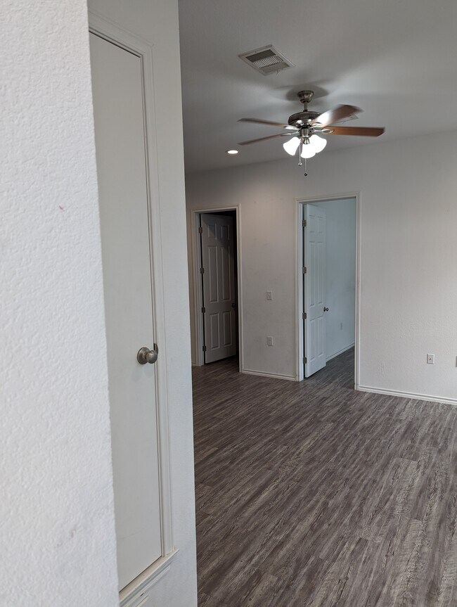 Building Photo - 800 Hallie Cv